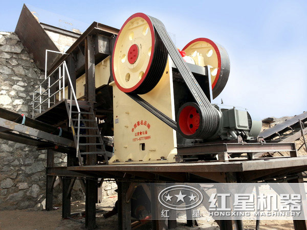 顎式破碎機(jī)工作現(xiàn)場 顎式破碎機(jī)工作現(xiàn)場