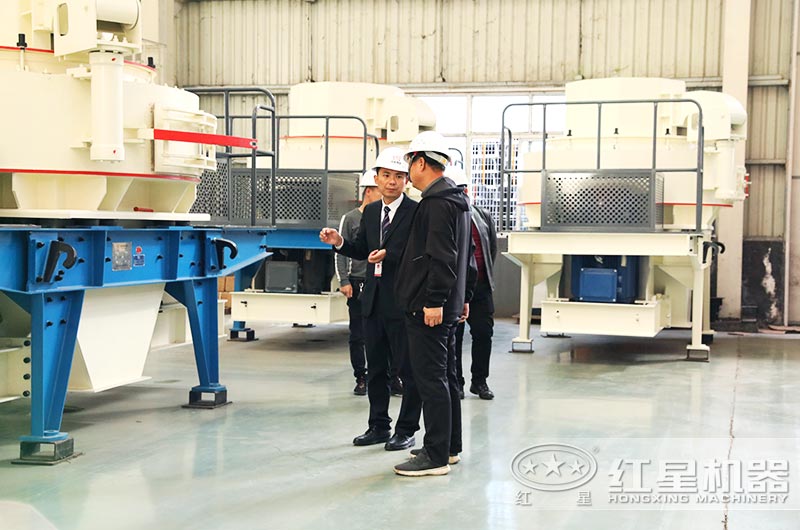 用戶考察制砂機(jī)生產(chǎn)車(chē)間 用戶考察制砂機(jī)生產(chǎn)車(chē)間