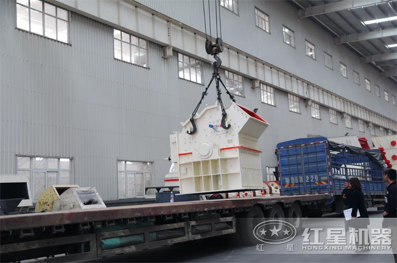 細(xì)碎制砂機(jī)發(fā)貨現(xiàn)場 細(xì)碎制砂機(jī)發(fā)貨現(xiàn)場