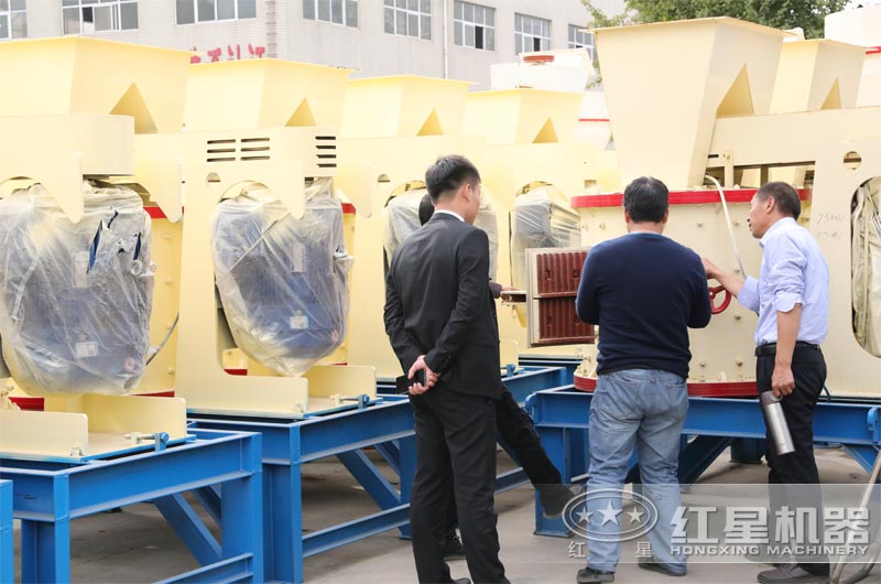 客戶參觀復(fù)合式破碎機(jī) 客戶參觀復(fù)合式破碎機(jī)