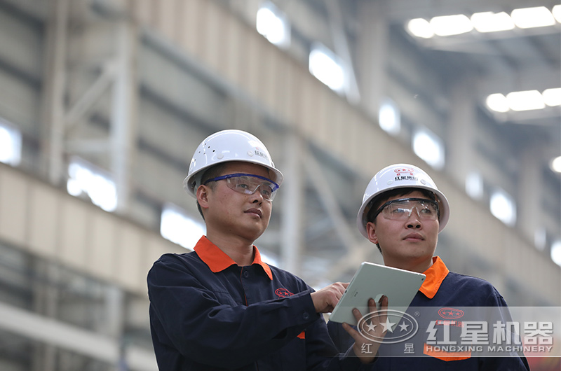 紅星技術(shù)人員嚴(yán)謹(jǐn)對(duì)待每一道生產(chǎn)工序 紅星技術(shù)人員嚴(yán)謹(jǐn)對(duì)待每一道生產(chǎn)工序