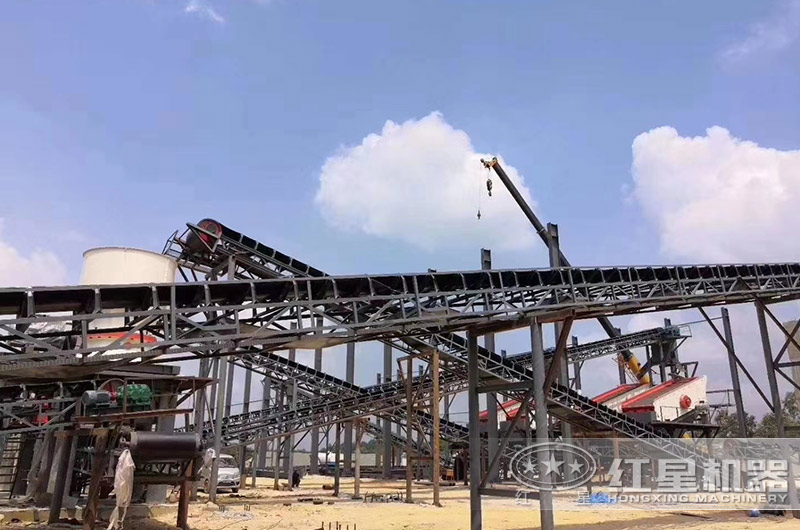 金礦破碎、篩分生產(chǎn)現(xiàn)場(chǎng)