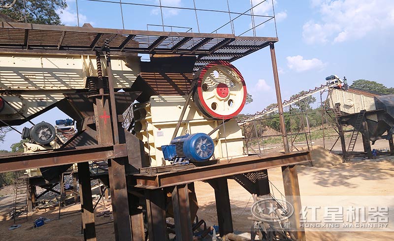 顎式破碎機(jī)現(xiàn)場 顎式破碎機(jī)現(xiàn)場