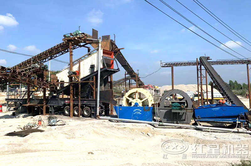移動式鵝卵石制砂機(jī)現(xiàn)場 移動式鵝卵石制砂機(jī)現(xiàn)場