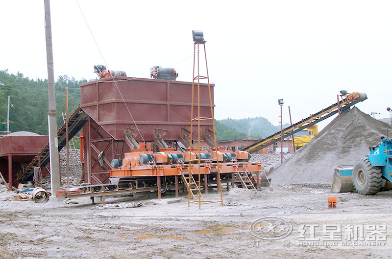 對輥式破碎機(jī)生產(chǎn)現(xiàn)場 對輥式破碎機(jī)生產(chǎn)現(xiàn)場