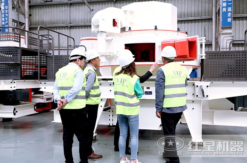 用戶到廠參觀，近距離考察制沙機(jī)設(shè)備