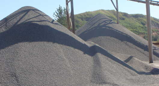 時(shí)產(chǎn)50噸對輥式制砂機(jī)工作視頻放送，多角度了解設(shè)備生產(chǎn)