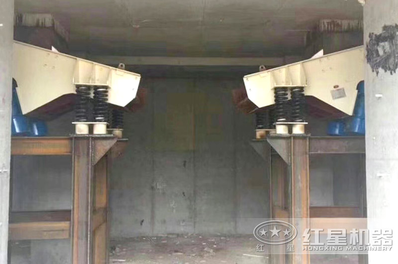 振動(dòng)給料機(jī)現(xiàn)場圖 振動(dòng)給料機(jī)現(xiàn)場圖