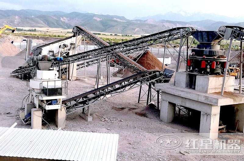 花崗巖生產(chǎn)線(xiàn)現(xiàn)場(chǎng)，圓錐破和制砂機(jī)