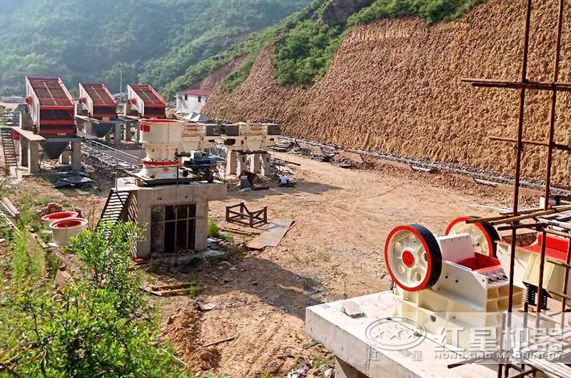 沙廠生產(chǎn)線安裝安裝中，石料粉碎設備有鄂破、圓錐破和制砂機