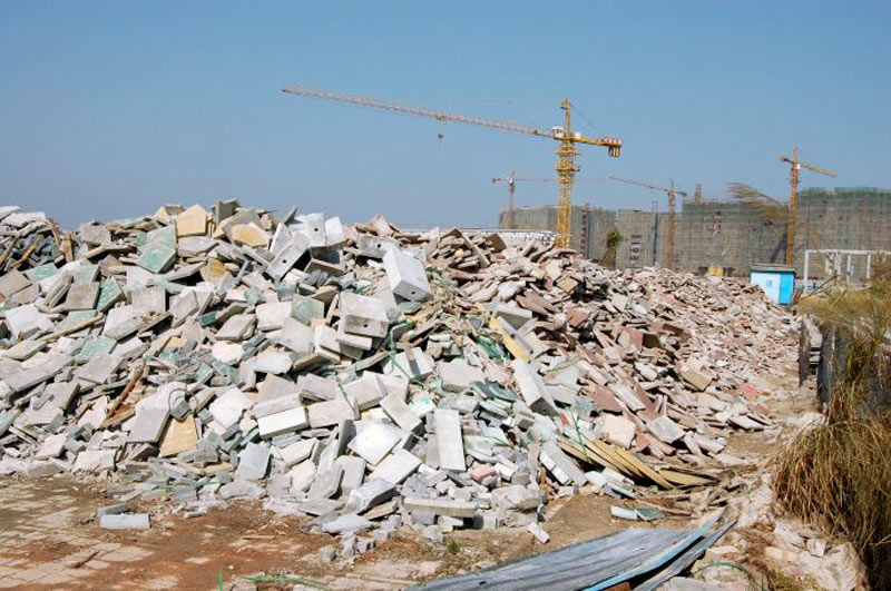 拆遷房子的廢料不要亂扔！試試用移動(dòng)破碎機(jī)資源再利用