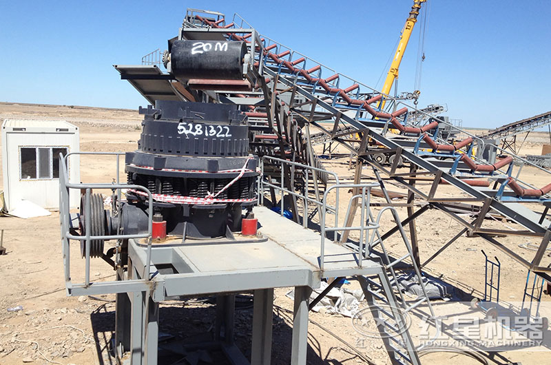 花崗巖破碎生產(chǎn)線一角，圓錐破碎機