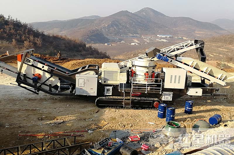 移動(dòng)式圓錐破碎機(jī)現(xiàn)場(chǎng)實(shí)拍，整機(jī)作業(yè)，抵一條生產(chǎn)線