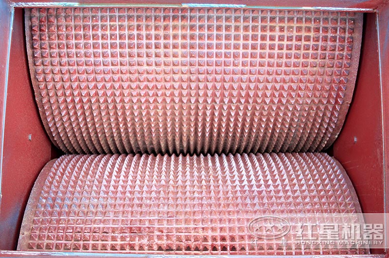 對輥式破碎機(jī)多少錢一臺(tái)？對輥式破碎機(jī)在生產(chǎn)線中的應(yīng)用