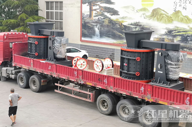 立式復合破碎機發(fā)貨現場