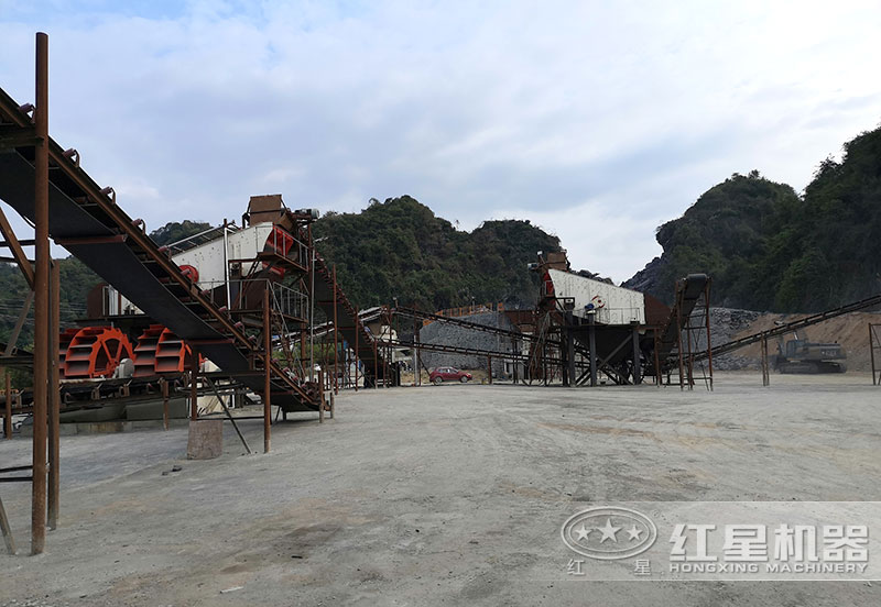 方案三配置現(xiàn)場(chǎng)：破碎機(jī)+制砂機(jī)+洗砂機(jī)，費(fèi)用80萬(wàn)以上